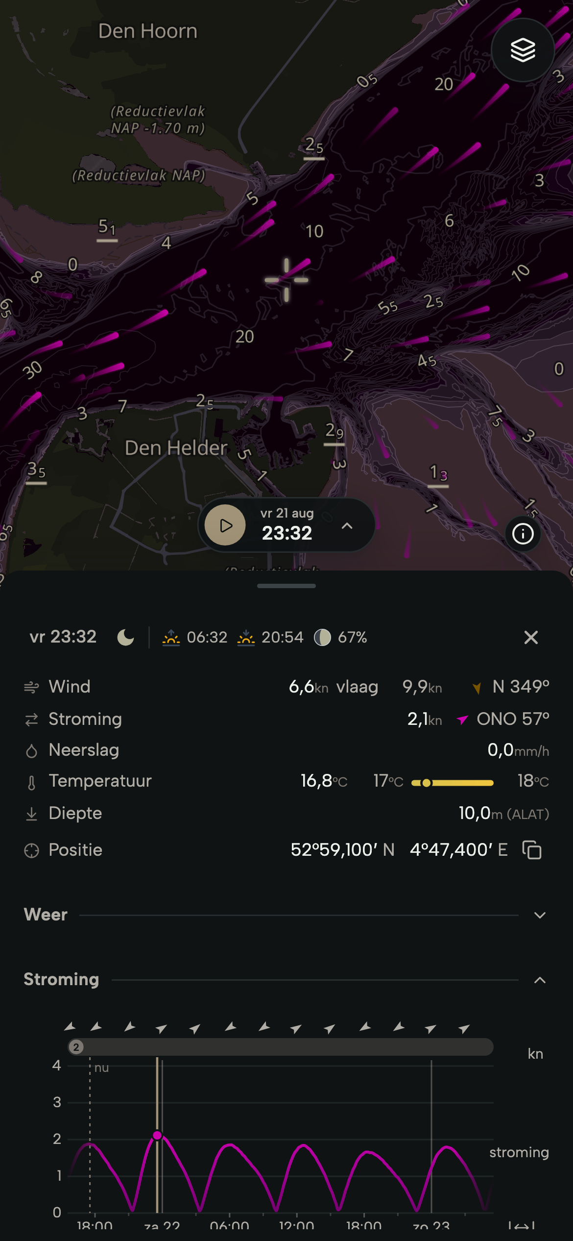 Telefoon met de getijstroom door het Marsdiep tussen Den Helder en Texel over de dieptekaart, en de stromingsgrafiek voor een gekozen punt.