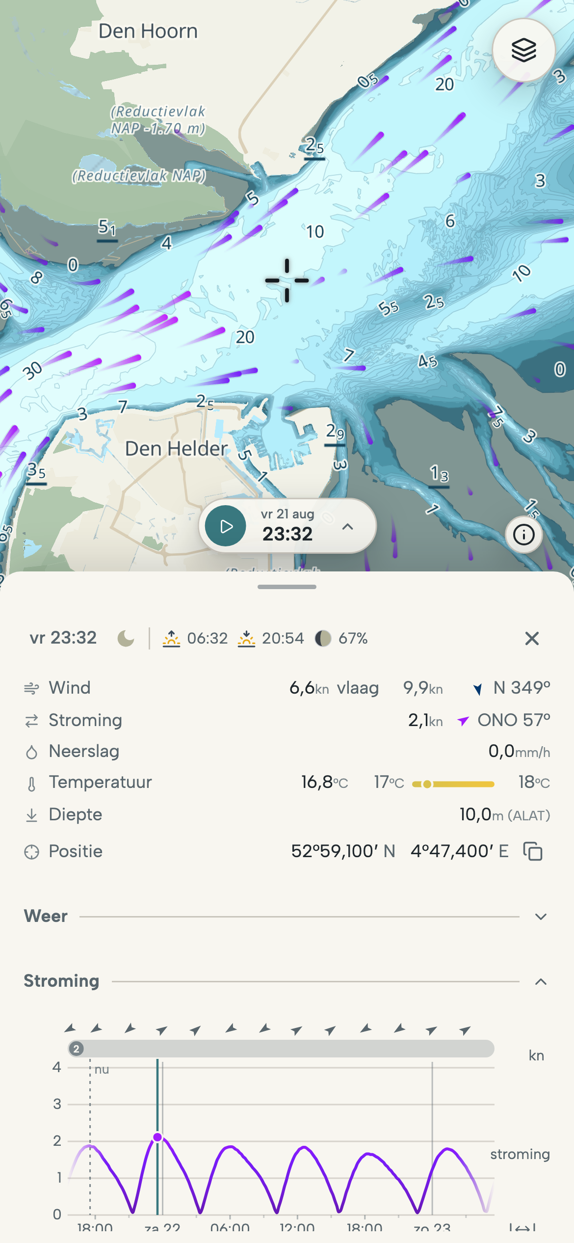 Telefoon met de getijstroom door het Marsdiep tussen Den Helder en Texel over de dieptekaart, en de stromingsgrafiek voor een gekozen punt.
