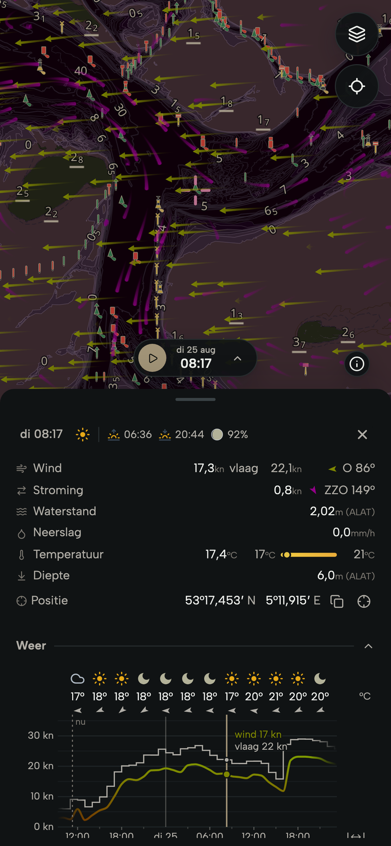 Telefoon met een aangetikt punt in het Vlie, tussen Vlieland en Terschelling: wind, stroming, waterstand, temperatuur en diepte, met de verwachting voor de komende uren.