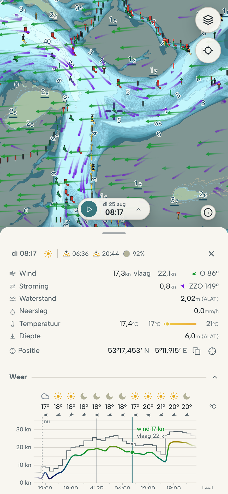 Telefoon met een aangetikt punt in het Vlie, tussen Vlieland en Terschelling: wind, stroming, waterstand, temperatuur en diepte, met de verwachting voor de komende uren.