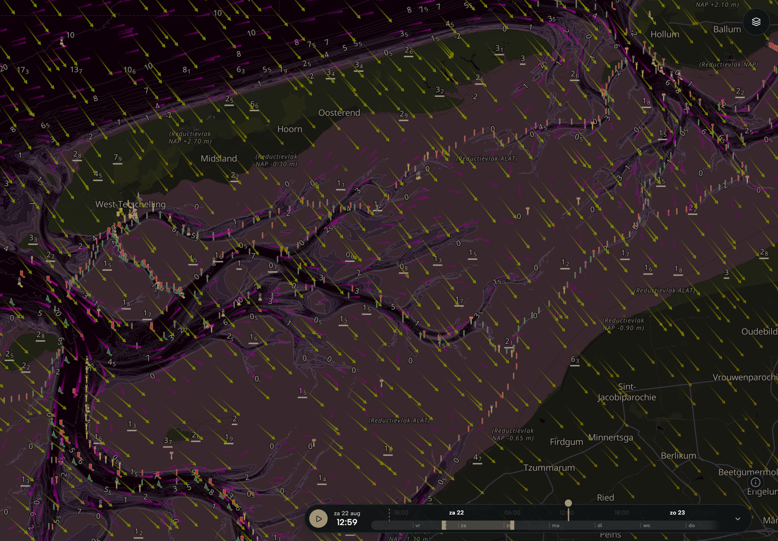 Tablet met de kaart van de Waddenzee tussen Terschelling en de Friese kust, de tijdlijn op morgen, wind en stroming eroverheen.