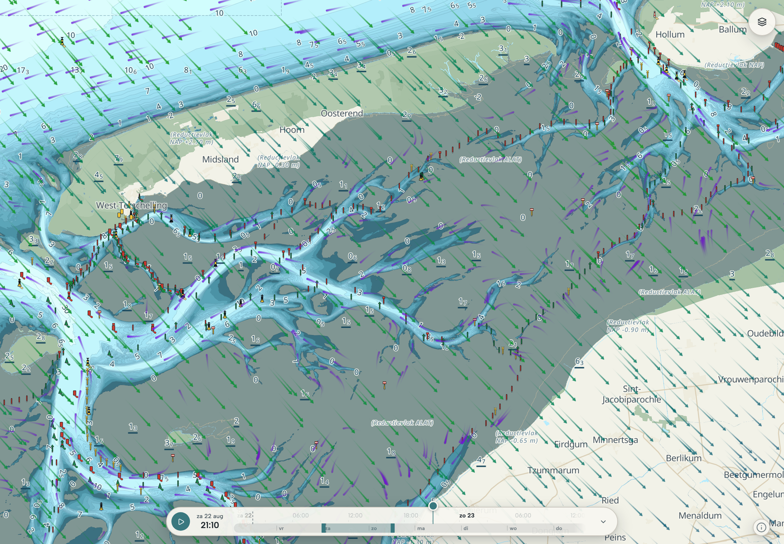 Tablet met de kaart van de Waddenzee tussen Terschelling en de Friese kust, de tijdlijn op morgen, wind en stroming eroverheen.